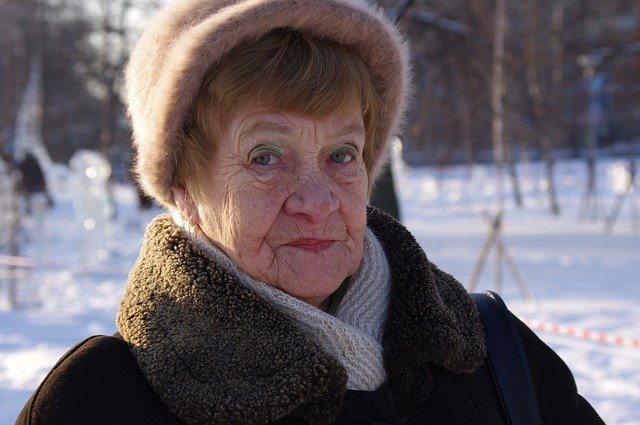 babička v zimě