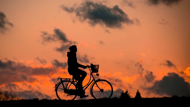 cyklistka za soumraku